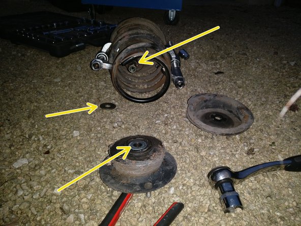 Attention à ne pas perdre les rondelles (flèches jaune)