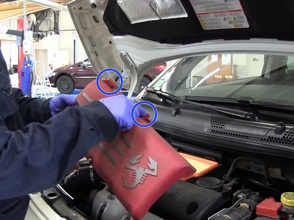 Emboîter les deux encoches du cache dans le support du filtre à air