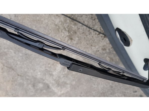 Replacez le balai en positionnant l'axe dans son logement.