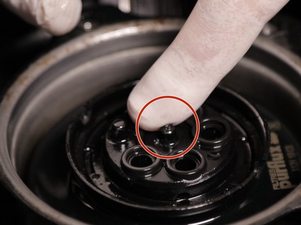 Replacer le couvercle,bien l’insérer dans l'encoche centrale