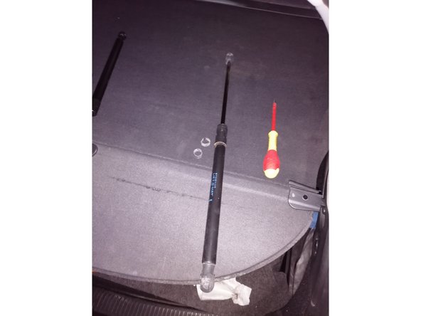 Placé une noisette de graisse sur les goujons cela évitera les grincements et autres soucis