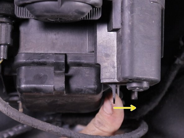 Dés enclencher l'accroche du couvercle