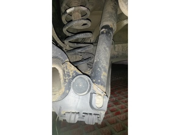 Zone de travail en bas de l'amortisseur gauche.