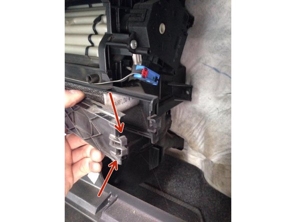 Replacez le cache du filtre à pollen puis appuyez fortement sur le clips pour qu'il ne bouge plus.