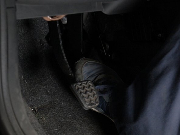 Pressez la pédale de frein pour repousser le piston