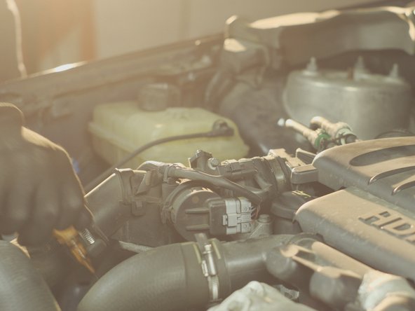 Retirer la jauge du niveau d'huile sur le haut du moteur