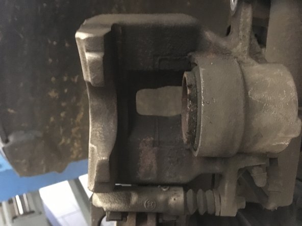 Repousser le piston à l'aide d'une pince multiprise