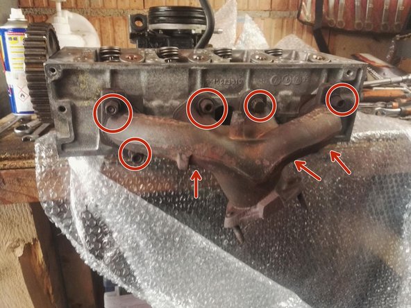 Mettre en place le collecteur d'échappement et serrez progressivement les écrous de fixation