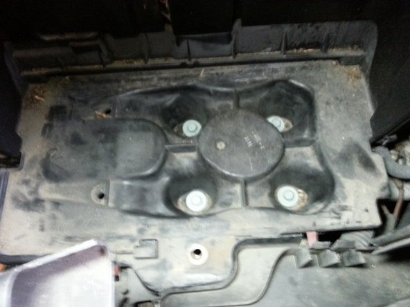 puis retirer les 2 vis derrière le panier à batterie puis retirer ce dernier