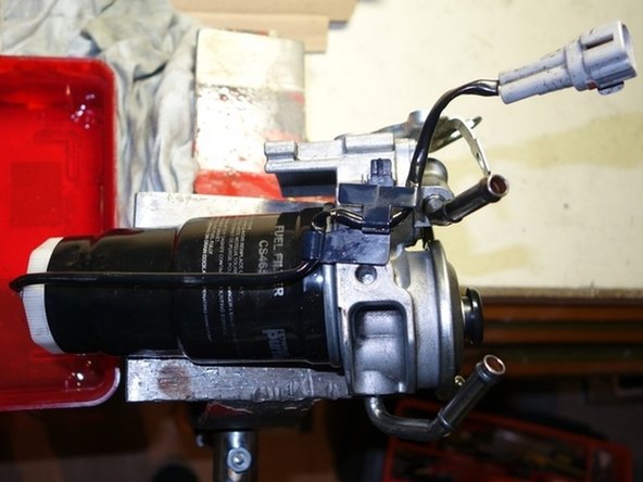 Mettre un peu de gasoil sur le joint torique du filtre neuf et le visser à la main sur son support selon les préconisations constructeur,  (généralement : contact + 3/4 de tour).