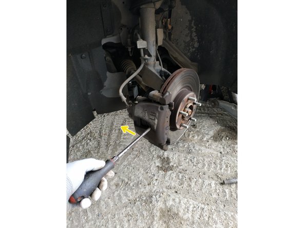 On peut s'aider d'un gros tournevis plat.