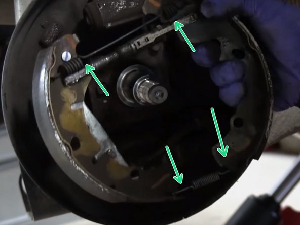 Retirer les deux ressorts du kit de frein