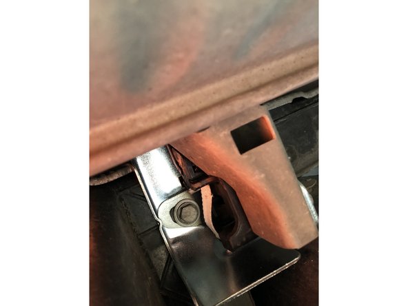 On positionne le nouveau silent bloc avec les boulons.