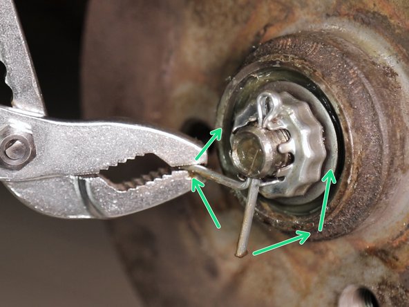 Repliez la goupille avec une pince