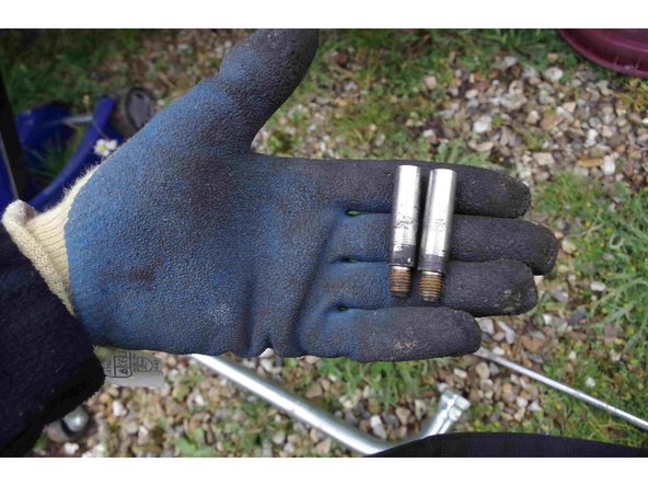 Voici les 2 colonnettes dévissées. Nous voyons ici qu'elles sont un peu encrassées. Un bon nettoyage s'impose, et on peut même rajouter un peu de graisse (pas sur le filetage!) pour que les plaquettes coulissent mieux (c'est notament cela qui peut être à l'origine de bruits lors du freinage).