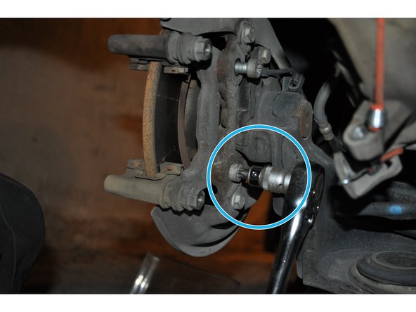 Déposer le support d'étrier maintenu par deux vis Torx T50.