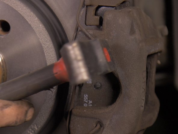 à l'aide d'un marteau vérifier que le ressort soit bien au fond de chaque côté de l'étrier