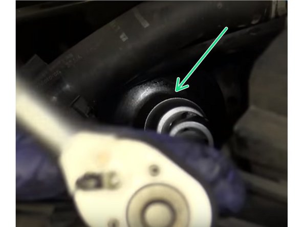 Revisser la cloche à la main puis serrer avec la douille et le cliquet