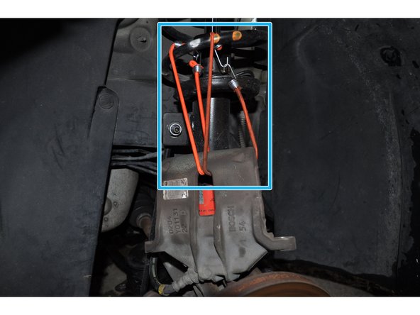 Retirer l'étrier de son support et le suspendre avec des sandows pour ne pas abîmer les durites.