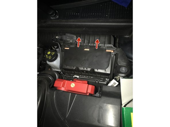 Insérer le nouveau filtre  dans le tiroir jusqu'à la lèvre supérieure.