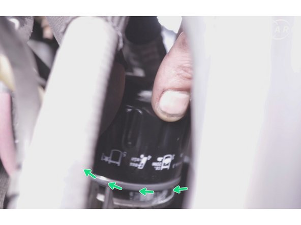 Replacer et revisser à la main le nouveau filtre à huile dans son emplacement