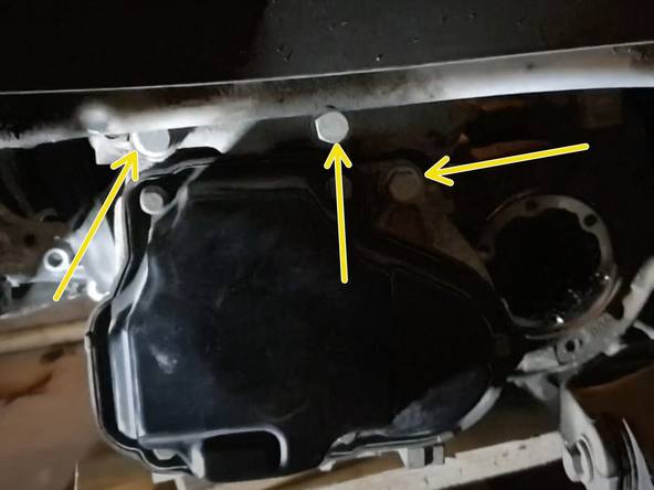 Attention: A partir de ce moment, l'ensemble motopropulseur n'est plus maintenu du côté droit (vue de dessus). L'usilisation des supports installés dans l'étape 9 entre en jeu.