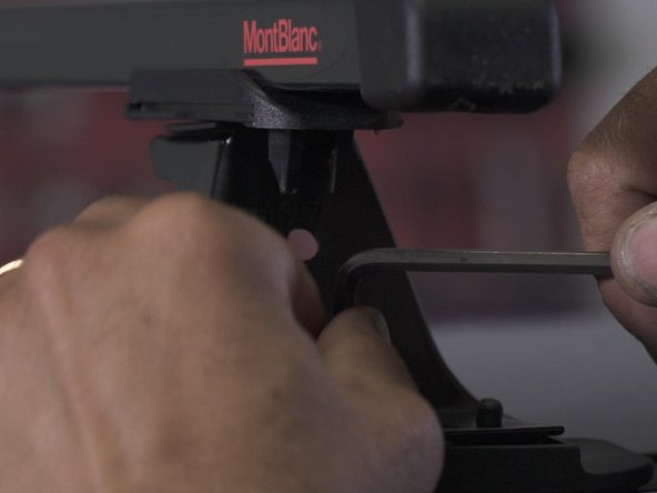 Serrer sans trop forcer chaque côté de la barre