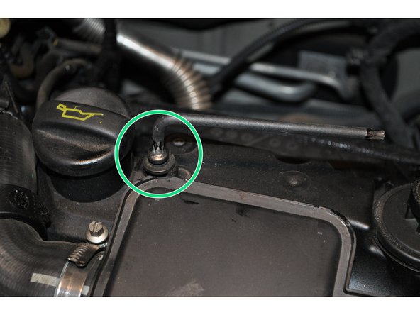 
Unscrew the resonator attachment on the rocker cover using a T30 torx key.
