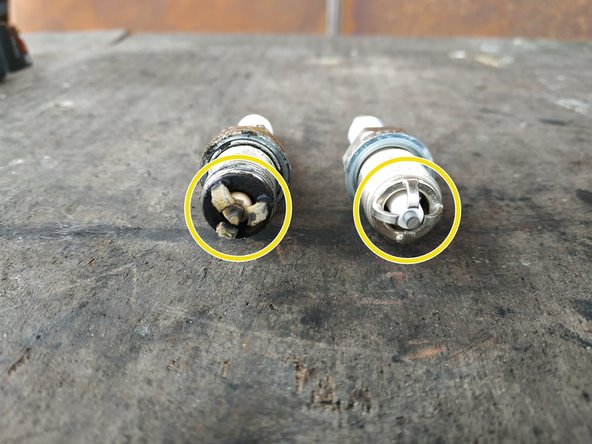 on voit ici que la bougie d'origine a 3 électrodes alors que la neuve en a 4 : ça n'a aucune importance ni aucune incidence sur les performances ou la consommation du moteur (on peut choisir une bougie à 1, 2, 3 ou 4 électrodes)