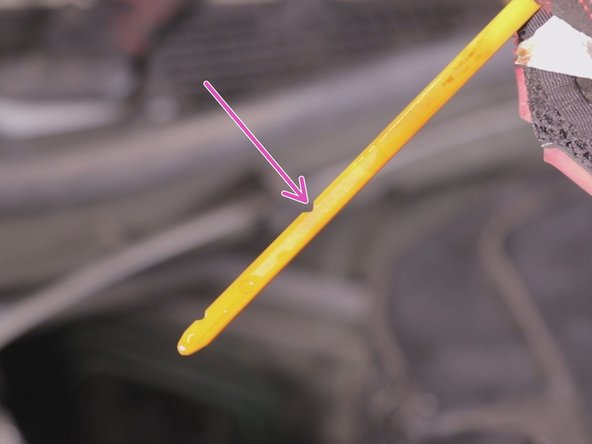 Le bon niveau d'huile doit se trouver juste en dessous du maximum, si cela n'est pas le cas rajouter de l'huile afin d'atteindre le bon niveau