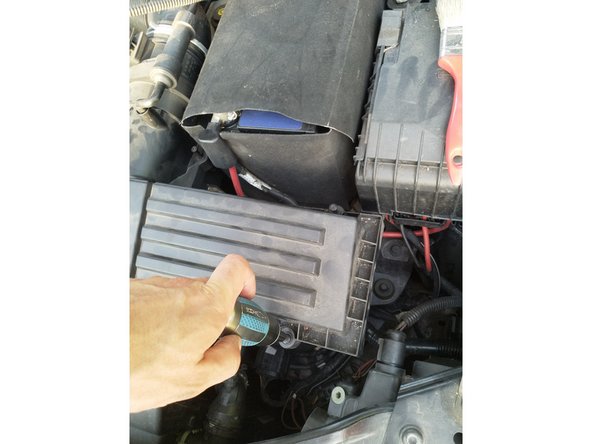 Photo 2 : Revisser les 8 vis du couvercle de boîte à air. Serrer modérément.