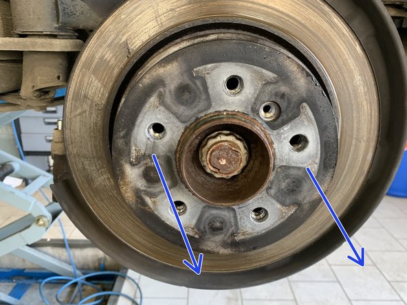 Retirer l'ancien disque, si besoin aidée vous d'un marteau