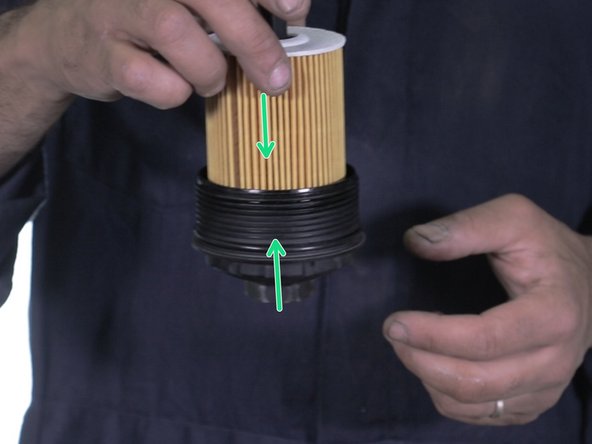 Insérer le nouveau filtre à huile dans la cloche