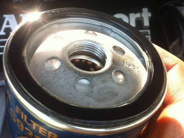 
Take new oil and oil the rubber gasket of the new oil filter well (you can oil by running your finger around it).
