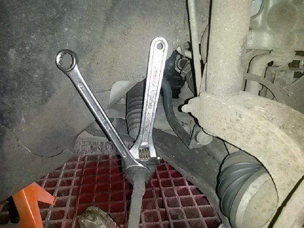 Utiliser la clef mixte de 21 et la clef à molette pour desserrer l'écrou sur la rotule.