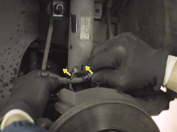 Déloger la durite de frein et tirer dessus pour la sortir de son emplacement