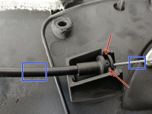 A l'aide de vos deux mains, tenez les deux parties encadrés en bleu et tirer pour sortir le câble de l'encoche.
