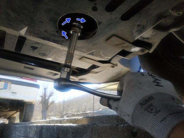 visser le bouchon à la main et finir le serrage à la clé à cliquet et douille de 21mm