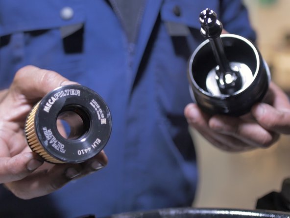 Replacer le nouveau filtre à huile dans sa cloche