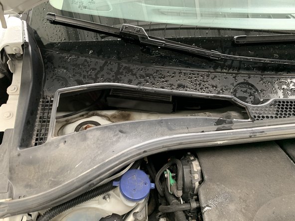 Remettre la grille de la baie de pare brise