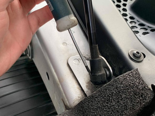 Faire levier avec un petit tourne vis plat.