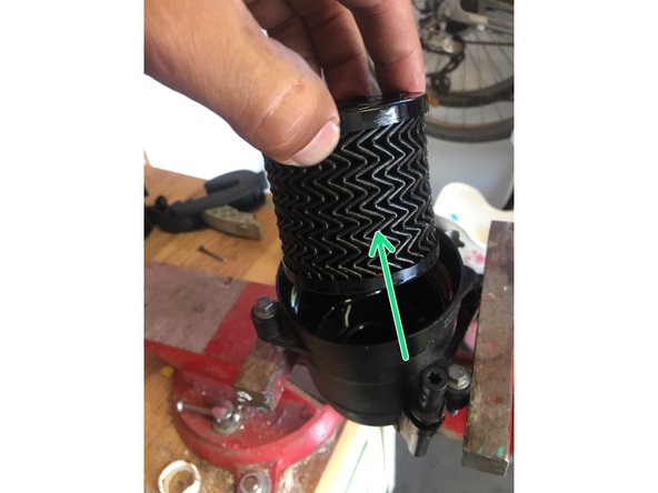 Placer une clé munie d'une douille 24mm sur l'empreinte du haut du support. un grosse clé à mollette convient également.