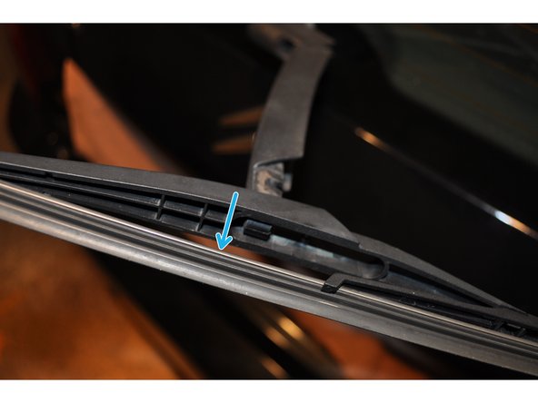 Maintenir fermement et conjointement le balai et le bras pour y exercer une pression opposée.