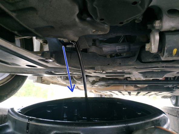 placer un bac sous le carter et finir de dévisser le bouchon à la main