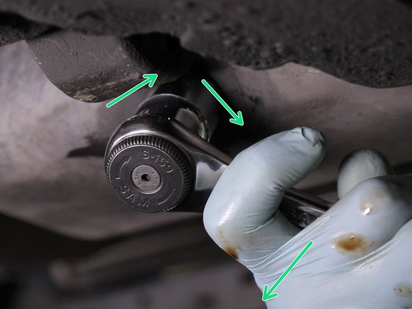 Puis continuer au cliquet avec la douille de 19 afin de serrer fort