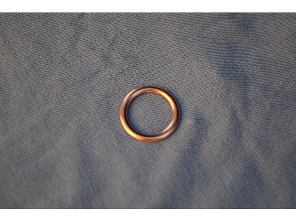 Mettre en place le joint en cuivre livré avec