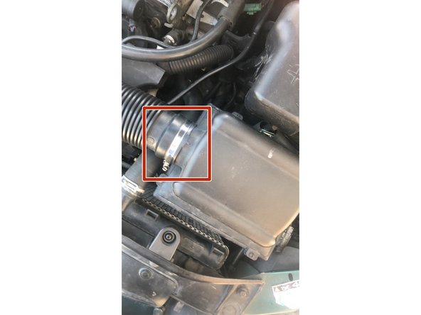 Resserrer le collier de serrage avec le tournevis plat, afin de terminer l'opération.