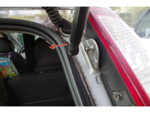 Une fois la bague sortie, il suffit de dégager le vérin d'un petit coup sec. Ca sort vraiment tout seul.