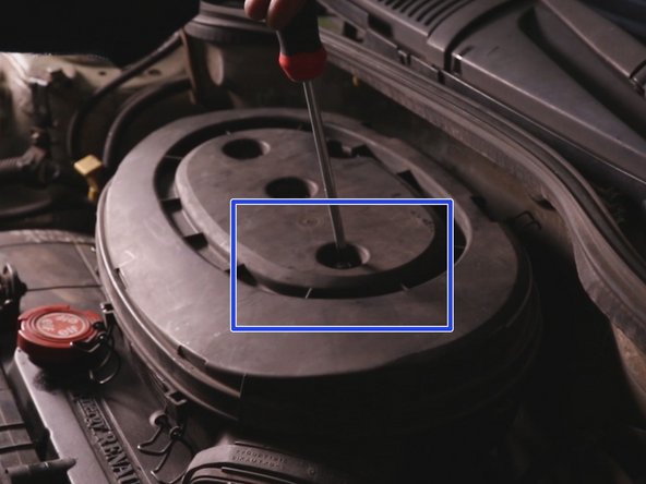 Resserrer la vis à l'aide d'un tournevis cruciforme