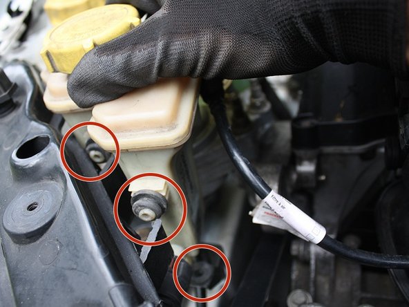 Replacer le bocal de liquide de direction assistée  dans ses ergots.